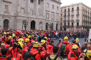Els bombers homenatgen el company mort al juny en un incendi a Vilanova i denuncien la precarietat del cos