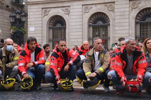 Els bombers homenatgen el company mort al juny en un incendi a Vilanova i denuncien la precarietat del cos