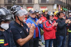 Els bombers homenatgen el company mort al juny en un incendi a Vilanova i denuncien la precarietat del cos