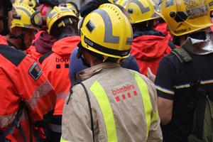 Els bombers homenatgen el company mort al juny en un incendi a Vilanova i denuncien la precarietat del cos