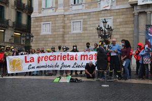 Els bombers homenatgen el company mort al juny en un incendi a Vilanova i denuncien la precarietat del cos