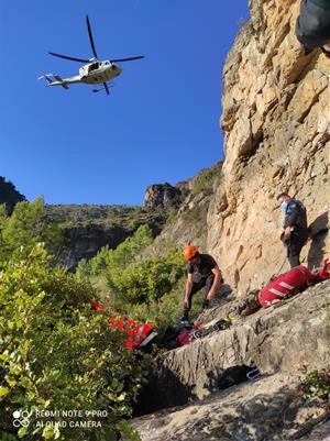 Els Bombers rescaten un escalador accidentat en caure de 12 metres prop de Sitges. Policia local de Sitges