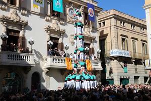 Els Castellers de Vilafranca coronen els primers castells de la gamma alta de 8 de la represa. ACN