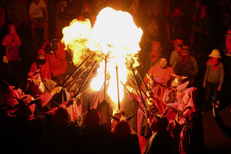 Els Diables Se m’n Refum es preparen per a la Festa Major més especial. Diables Se m’n Refum 