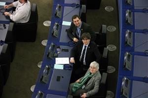 Els eurodiputats Toni Comín, Clara Ponsatí i Carles Puigdemont al seu escó a la seu del Parlament Europeu a Estrasburg, el 10 de febrer del 2020. ACN