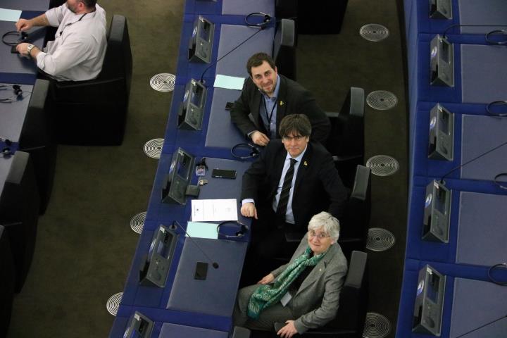 Els eurodiputats Toni Comín, Clara Ponsatí i Carles Puigdemont al seu escó a la seu del Parlament Europeu a Estrasburg, el 10 de febrer del 2020. ACN