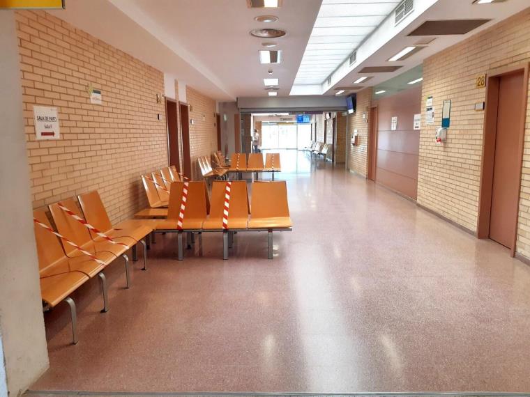 Els hospitals del Garraf i l'Alt Penedès prohibeixen l'entrada d'acompanyants dels pacients per l'auge de la covid. CSAPG