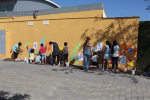Els joves del Centre Obert de Sant Martí Sarroca pinten un mural pels drets LGTBI+. Ajt Sant Martí Sarroca
