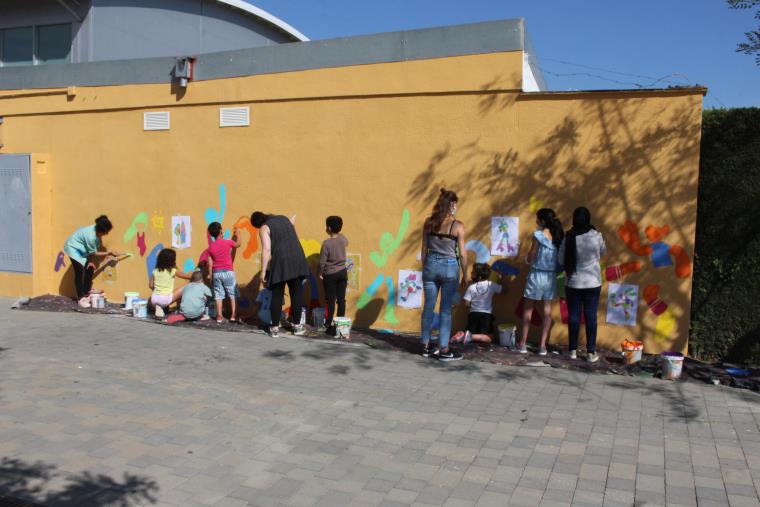 Els joves del Centre Obert de Sant Martí Sarroca pinten un mural pels drets LGTBI+. Ajt Sant Martí Sarroca