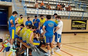 Els jugadors del CNB Vilanova a la banqueta. Eix