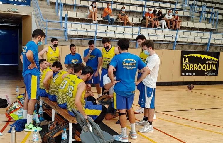 Els jugadors del CNB Vilanova a la banqueta. Eix