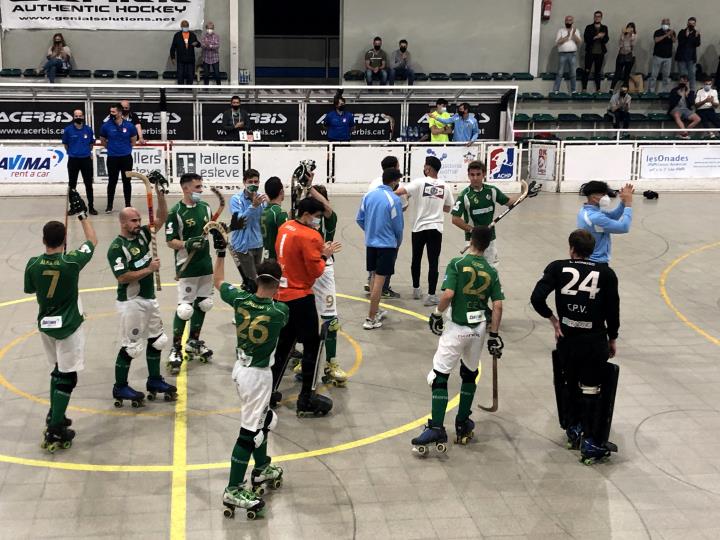 Els jugadors del Patí Vilanova celebrant la victòria. Eix