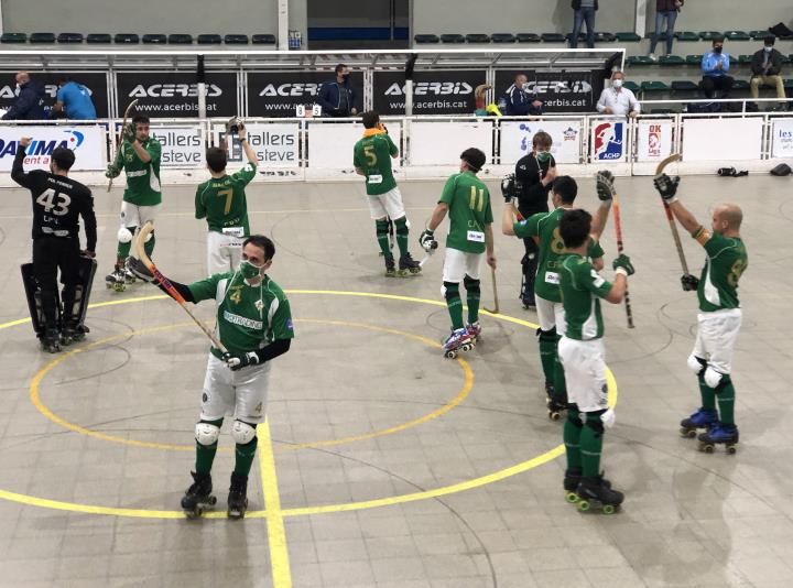 Els jugadors del Patí Vilanova celebrant la victòria amb els aficionats. Eix