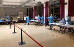 Els membres de les meses electorals es preparen per rebre els votants en quarantena. Ajuntament de Vilafranca