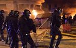 Els Mossos, a Ronda Universitat, durant els aldarulls. ACN / Blanca Blay