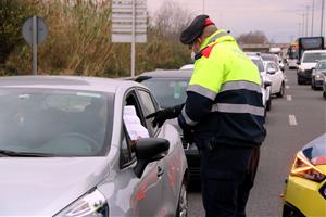 Els Mossos despleguen controls a les carreteres per garantir el confinament municipal. ACN