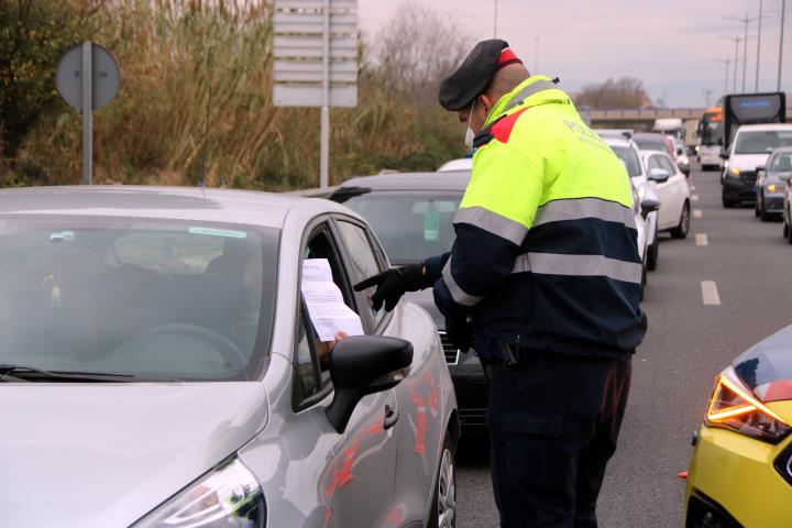 Els Mossos despleguen controls a les carreteres per garantir el confinament municipal. ACN