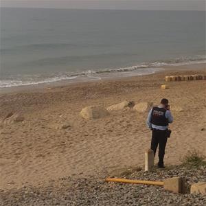 Els Mossos enxampen una narcollanxa descarregant fardells de droga a la platja Llarga de Vilanova. Xavi Gálvez