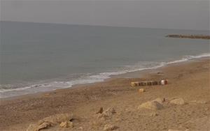 Els Mossos enxampen una narcollanxa descarregant fardells de droga a la platja Llarga de Vilanova
