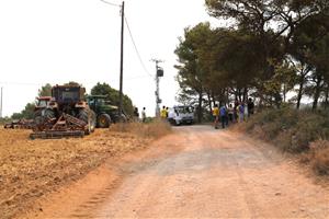 Els pagesos de l'Anoia llauren sense descans els camps de cereal per mirar de frenar el foc si vira