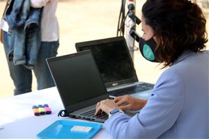 Els participants a l'assaig clínic per a la reobertura de l'oci nocturn a Sitges se sotmeten al segon test d'antígens