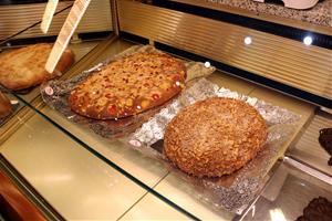Els pastissers confien vendre 1,8 milions de coques de Sant Joan i aposten per mides més grans. ACN
