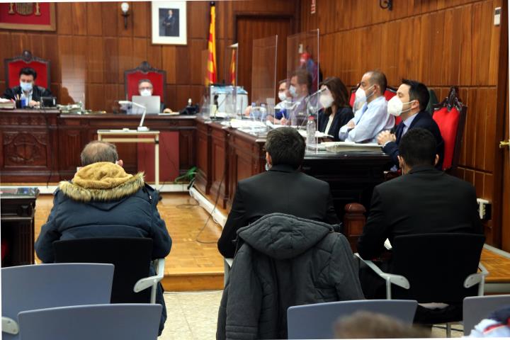 Els tres acusats per l'homicidi d'un home al Montmell -d'esquerra a dreta, José, Joaquín i Bacari- asseguts d'esquenes a l'Audiència de Tarragona. ACN