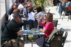 Els turistes omplen les platges, els restaurants i el nucli antic de Sitges