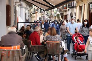 Els turistes omplen les platges, els restaurants i el nucli antic de Sitges