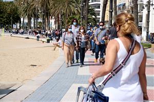 Els turistes omplen les platges, els restaurants i el nucli antic de Sitges