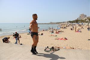 Els turistes omplen les platges, els restaurants i el nucli antic de Sitges. ACN