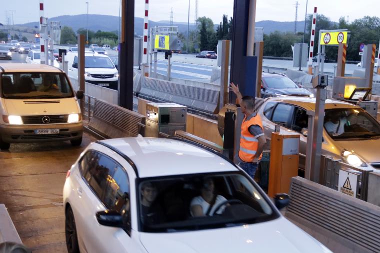 Els vehicles passen pel peatge de l'AP-7 a la Roca del Vallès sense aturar-se per pagar, un cop s'han aixecat les barreres, el 31 d'agost de 2021. ACN