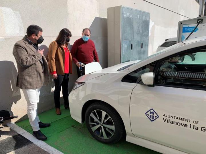 Entren en funcionament dos nous punts de recàrrega per a vehicles elèctrics a Vilanova. Ajuntament de Vilanova
