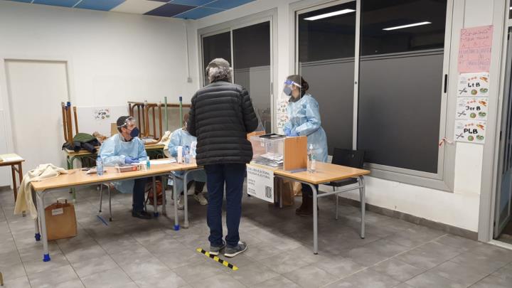ERC guanyaria les eleccions amb 36-38 escons, seguida del PSC (34-36) i JxCat (30-33), segons el sondeig de TV3. Ajuntament de Sitges