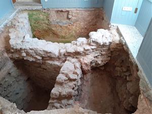 Es reprenen les visites arqueològiques al Puig de Sitges amb l’estrena d’un espai museístic petit a la casa de la Vila  . Ajuntament de Sitges