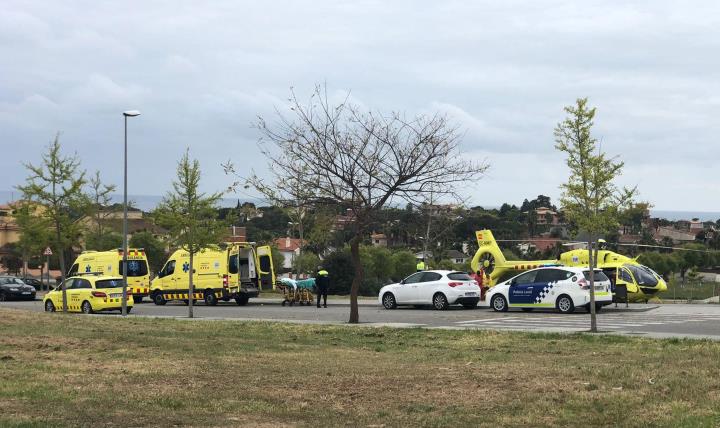 Evacuen d'urgència un home que s'ha precipitat accidentament des d'un primer pis a Vilanova. Hèctor González Duarte 