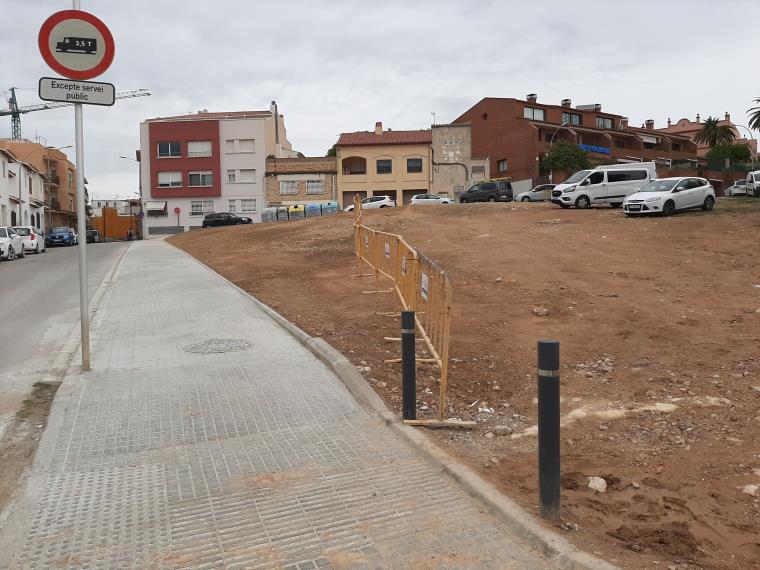 Finalitza la construcció d’un tram de vorera a la futura plaça Milana de Sant Pere de Ribes. Ajt Sant Pere de Ribes