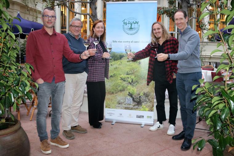 Foto de família dels representants de les cinc empreses impulsores de l'Associació de Viticultura Regenerativa. ACN