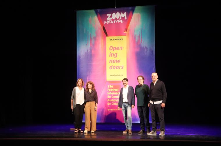 Foto de família durant la presentació del Zoom d'Igualada amb el cartell al fons. 29 de setembre de 2021. ACN