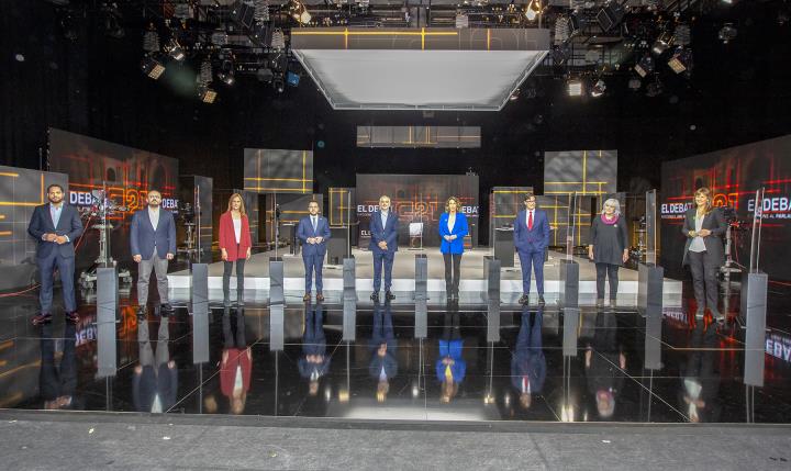 Foto de grup dels nou candidats a la presidència de la Generalitat moments abans de l'inici del debat electoral del 14-F a TV3 el 9 de febrer del 2021