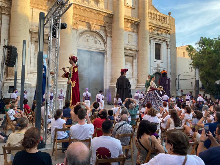 Gegants i gitanes estrenen vestits per a la Festa Major de Vilanova i la Geltrú. Ajuntament de Vilanova