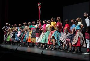 Gegants i gitanes estrenen vestits per a la Festa Major de Vilanova i la Geltrú