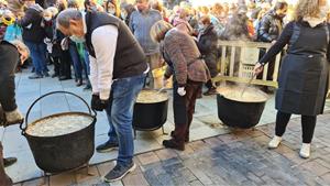 Gelida gaudeix de la tradicional diada de Santa Llúcia amb l'escudella com a protagonista