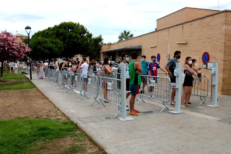 Gran pla general de joves fent cua al cribratge massiu de covid-19 a Sitges del 7 de juliol del 2021. ACN