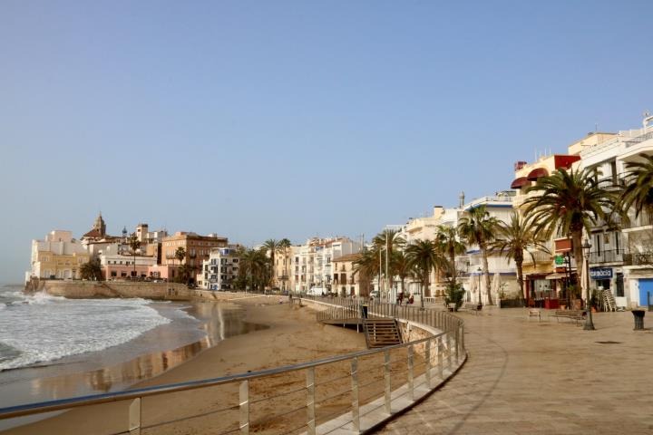 Gran pla general de la platja de Sant Sebastià de Sitges. Imatge publicada el 24 de febrer del 2021. ACN