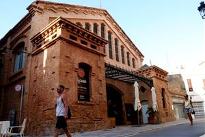 Gran pla general de l'exterior de la Casa Bacardí, al Mercat Vell de Sitges. Imatge de l'agost del 2019. ACN