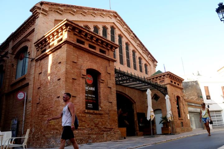 Gran pla general de l'exterior de la Casa Bacardí, al Mercat Vell de Sitges. Imatge de l'agost del 2019. ACN