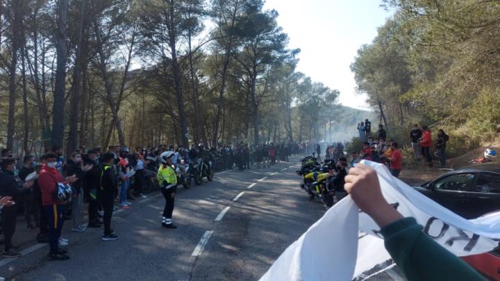 Homenatge que li van fer a la carretera del Pantano el diumenge, al lloc de l'accident. Eix