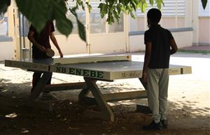 Imatge de dos interns jugant al ping-pong al pati del Complex Assistencial en Salut Mental Benito Menni de Sant Boi de Llobregat. ACN