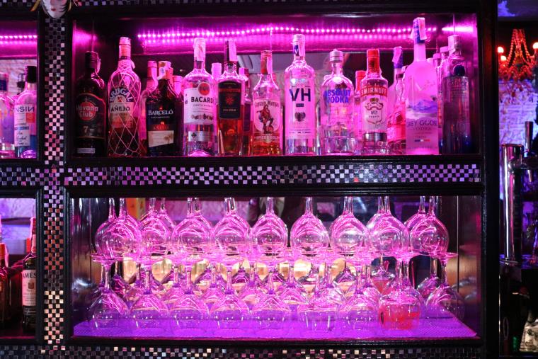 Imatge del prestatge d'un bar musical ple d'ampolles de begudes alcohòliques. ACN